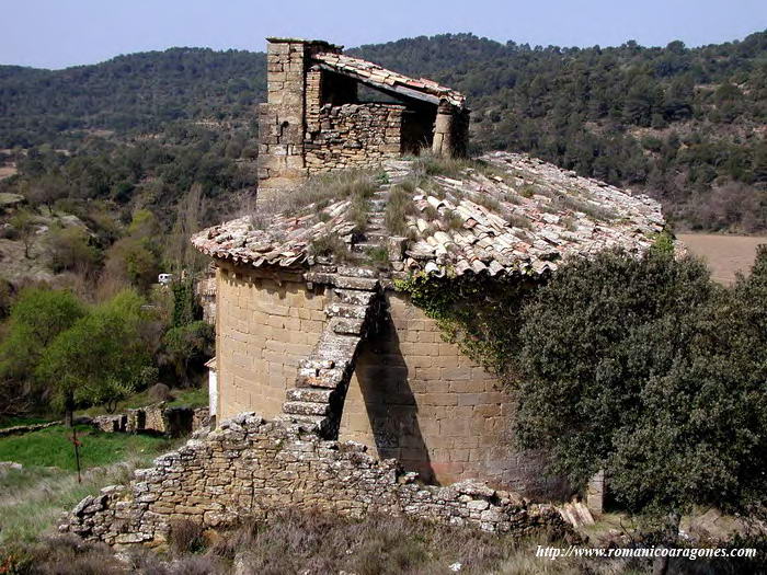 CAMINO HACIA LA ESPADAÑA SOBRE EL ARCO ADOSADO AL ÁBSIDE